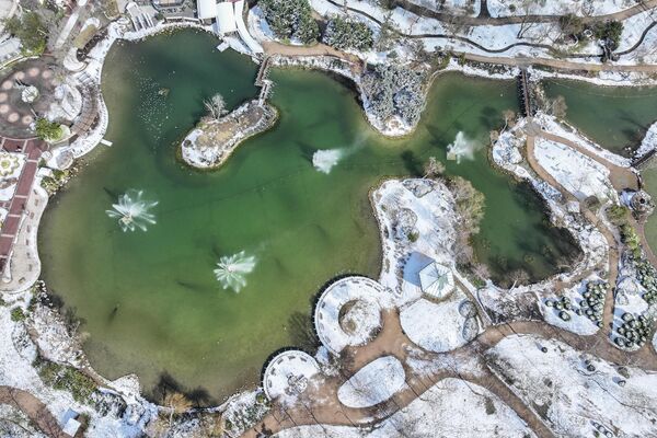 La vista del barrio de Basaksehir y sus alrededores cubiertos de nieve durante una nevada en Estambul, Turquía. - Sputnik Mundo