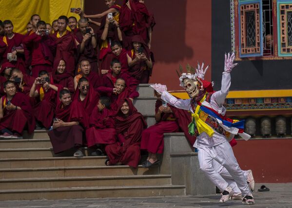 Monjes budistas interpretan una danza tradicional durante las celebraciones del Año Nuevo tibetano en el monasterio de Shechen, en Katmandú. - Sputnik Mundo