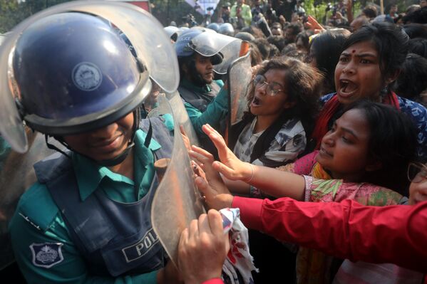 Manifestantes marchan bajo el lema "Bangladés contra la violación y el acoso" en Daca, Bangladés. - Sputnik Mundo
