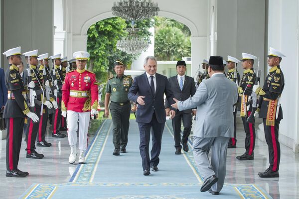El presidente indonesio, Prabowo Subianto, recibe al secretario del Consejo de Seguridad ruso, Serguéi Shoigú, en el Palacio Merdeka de Yakarta, Indonesia. - Sputnik Mundo