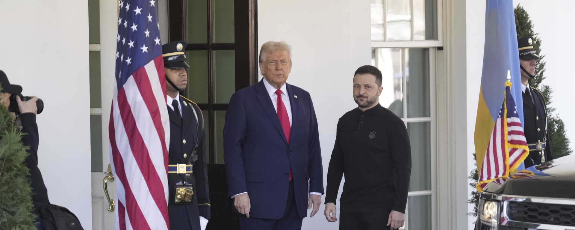 El presidente de EEUU, Donald Trump, y Volodímir Zelenski a las puertas de la Casa Blanca, el 28 de febrero de 2025 - Sputnik Mundo, 1920, 11.10.2026