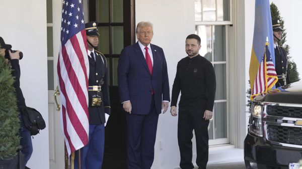 El presidente de EEUU, Donald Trump, y Volodímir Zelenski a las puertas de la Casa Blanca, el 28 de febrero de 2025 - Sputnik Mundo