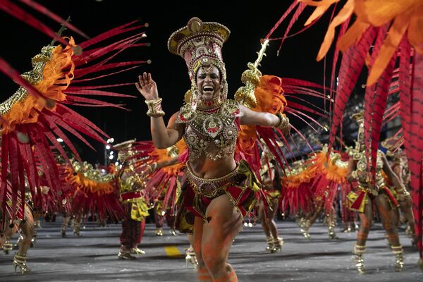 La parte central y al mismo tiempo el acontecimiento más famoso del carnaval es el desfile de las escuelas de samba.En la foto: un artista de la escuela de samba Imperatriz Leopoldinense baila durante las celebraciones del carnaval. - Sputnik Mundo