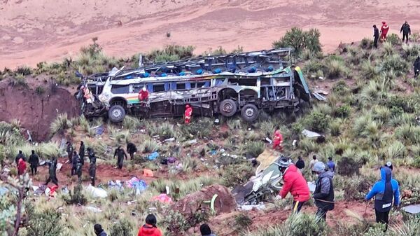 Al menos 31 muertos en Bolivia tras caer un ómnibus 800 metros por un barranco en Potosí - Sputnik Mundo