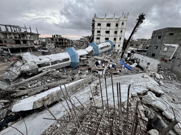 Un minarete que fue erigido sobre las ruinas de la mezquita de Faruk, destruida por los ataques aéreos israelíes en la ciudad de Rafah. Un minarete que fue erigido sobre las ruinas de la mezquita de Faruk, destruida por los ataques aéreos israelíes en la ciudad de Rafah. - Sputnik Mundo