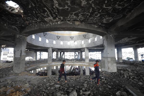 Palestinos se reúnen en la mezquita Imam Al-Shafii para realizar la oración entre los escombros y las ruinas en el barrio de Zeitoun de la ciudad de Gaza. Palestinos se reúnen en la mezquita Imam Al-Shafii para realizar la oración entre los escombros y las ruinas en el barrio de Zeitoun de la ciudad de Gaza. - Sputnik Mundo