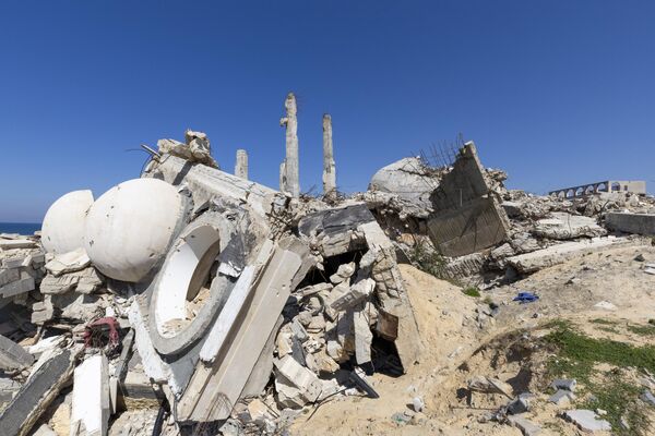Las ruinas de la mezquita de Al Jaldi, gravemente dañada por el Ejército israelí durante la ofensiva de 471 días en el campamento de Al Shati, en el norte de Gaza. Las ruinas de la mezquita de Al Jaldi, gravemente dañada por el Ejército israelí durante la ofensiva de 471 días en el campamento de Al Shati, en el norte de Gaza. - Sputnik Mundo