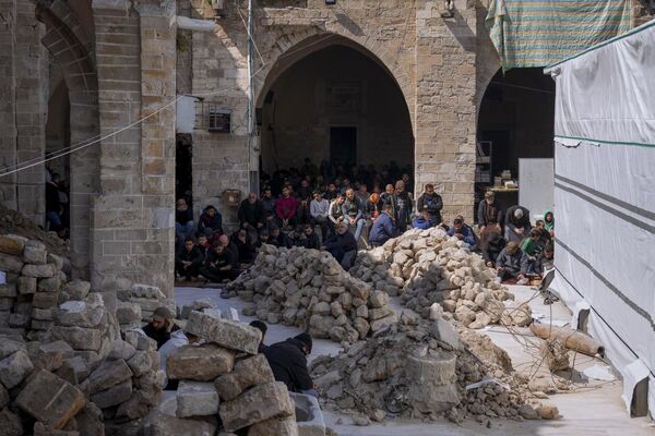 Palestinos participan en una oración en las ruinas de la mezquita de Omari, parcialmente destruida.Es considerada la mezquita más antigua y grande del enclave. La Gran Mezquita de Gaza se reconstruyó a partir de un antiguo templo cristiano en el siglo V d.C. Palestinos participan en una oración en las ruinas de la mezquita de Omari, parcialmente destruida.Es considerada la mezquita más antigua y grande del enclave. La Gran Mezquita de Gaza se reconstruyó a partir de un antiguo templo cristiano en el siglo V d.C. - Sputnik Mundo