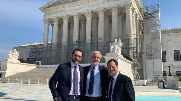 El consultor jurídico de la Cancillería, Pablo Arrocha Olabuenaga, el presidente de la organización de la sociedad civil Global Action on Gun Violence, Jonathan Lowy, y Steve Shadoweny  - Sputnik Mundo