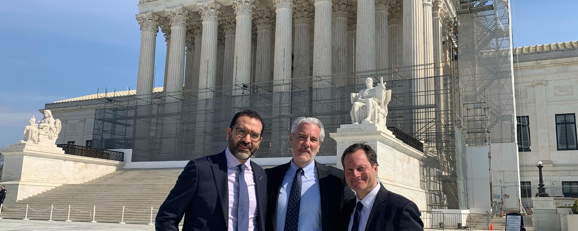 El consultor jurídico de la Cancillería, Pablo Arrocha Olabuenaga, el presidente de la organización de la sociedad civil Global Action on Gun Violence, Jonathan Lowy, y Steve Shadoweny  - Sputnik Mundo, 1920, 04.03.2025