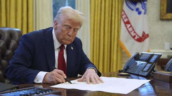 El presidente de EEUU, Donald Trump, en la Oficina Oval de la Casa Blanca, en enero de 2025 - Sputnik Mundo
