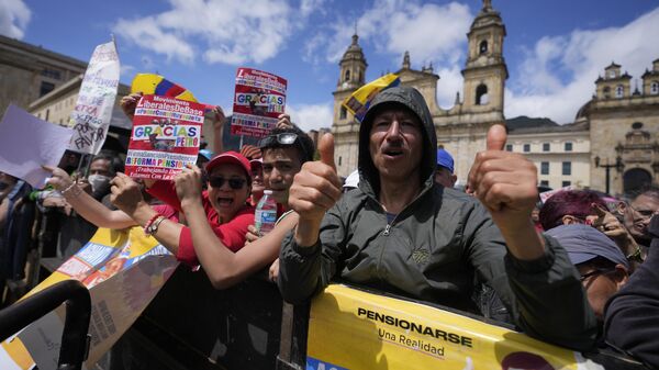 La gente asiste a la firma del presidente colombiano Gustavo Petro de una ley que reforma el sistema de pensiones, actuando sobre una promesa de campaña se combate a la pobreza, en Bogotá, Colombia, en julio de 2024.  - Sputnik Mundo