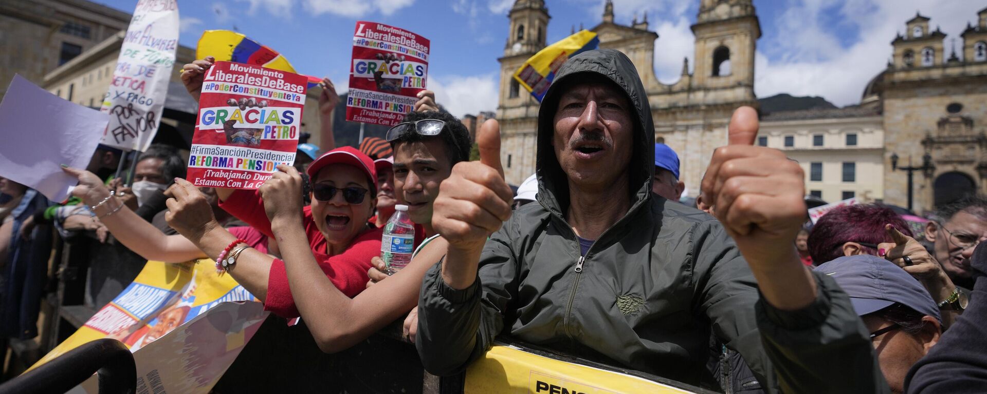 La gente asiste a la firma del presidente colombiano Gustavo Petro de una ley que reforma el sistema de pensiones, actuando sobre una promesa de campaña se combate a la pobreza, en Bogotá, Colombia, en julio de 2024.  - Sputnik Mundo, 1920, 07.03.2025