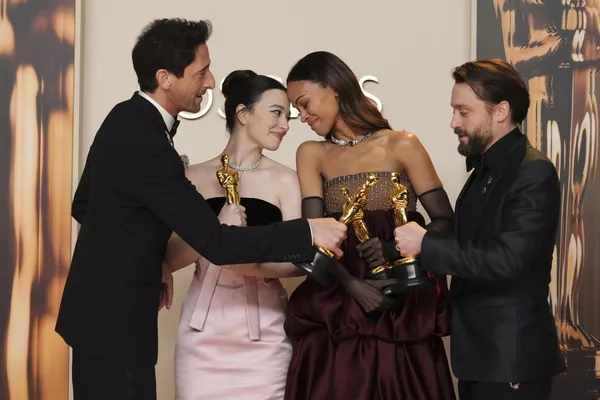 Adrien Brody (izda.), ganador del premio a la mejor interpretación de un actor protagonista por The Brutalist, Mikey Madison, ganadora del premio a la mejor interpretación de una actriz protagonista por Anora, Zoe Saldaña, ganadora del premio a la mejor interpretación de una actriz en un papel secundario por En busca de Emilia Pérez, y Kieran Culkin, ganador del premio a la mejor interpretación de un actor en un papel secundario por Un dolor real, posan en la sala de prensa de los Premios Oscar, el 2 de marzo, en el Dolby Theatre de Los Ángeles. - Sputnik Mundo