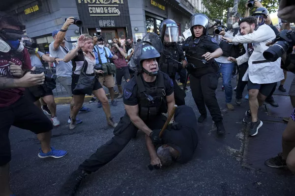 La Policía antidisturbios detiene a un manifestante durante una protesta por mejores pensiones para los jubilados en Buenos Aires, Argentina. - Sputnik Mundo