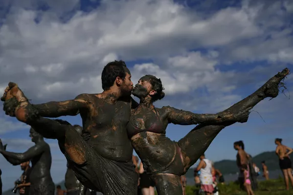 Los participantes comparten un beso durante la tradicional fiesta de carnaval Bloco da Lama en la ciudad de Paraty, Brasil. - Sputnik Mundo