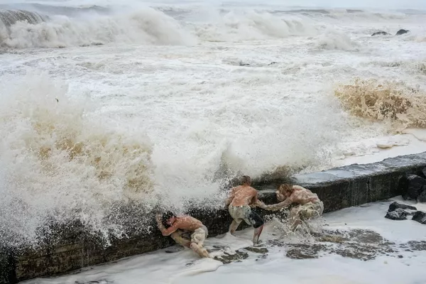 Un grupo de personas esquiva una ola rompiente en la ciudad de Tweed Heads, Australia.La costa este de ese país, especialmente los estados de Queensland y el norte de Nueva Gales del Sur, está siendo azotada por el ciclón tropical Alfred, una tormenta de categoría 2 poco habitual. - Sputnik Mundo