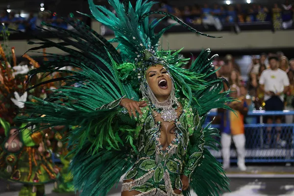 Una miembro de la escuela de samba Unidos da Tijuca actúa durante los desfiles del carnaval 2025 en el Sambódromo Sapucai, en Río de Janeiro, Brasil. - Sputnik Mundo