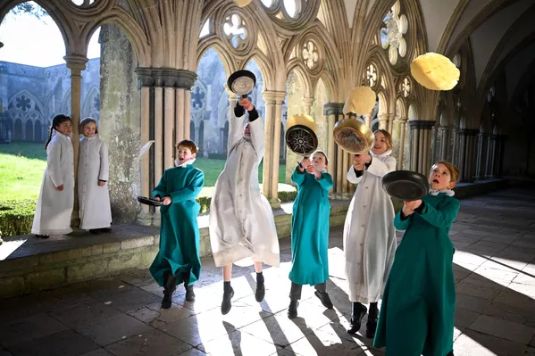 Coristas en las prácticas del Coro de la Catedral de Salisbury lanzan crepes antes del Martes de Carnaval en el Reino Unido. Los jóvenes pasan la mañana haciendo y comiendo crepes en la casa del Deán. - Sputnik Mundo