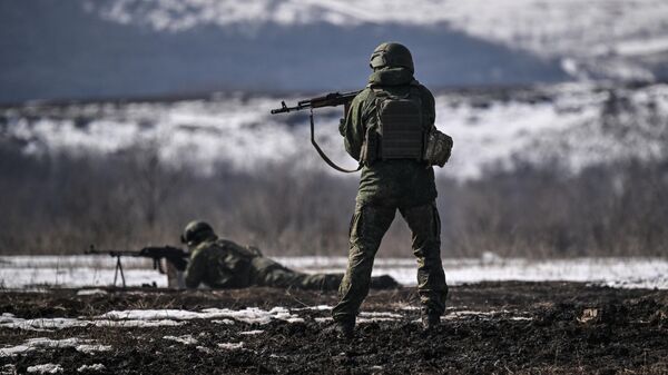 Soldados rusos durante un entrenamiento en la zona de la operación especial militar  - Sputnik Mundo