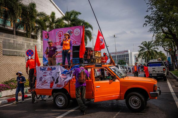 Líderes de organizaciones sindicales pronuncian discursos durante su marcha a la Casa de Gobierno en el Día Internacional de la Mujer, para llamar la atención sobre los problemas de la maternidad en Bangkok, Tailandia. El acto se celebró en el Día Internacional de la Mujer para protestar contra la discriminación y la violencia de género. - Sputnik Mundo