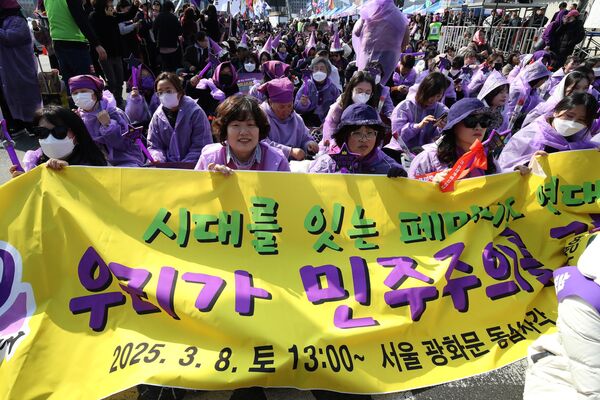 Mujeres participan en una concentración para celebrar el Día Internacional de la Mujer en Seúl, Corea del Sur. Las participantes abogan por una sociedad libre de discriminación institucional, en la que las mujeres puedan disfrutar de los mismos derechos que los hombres. - Sputnik Mundo