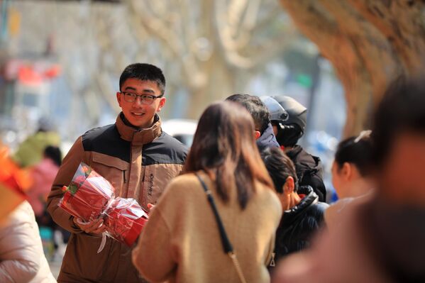 Clientes compran flores en un mercado local para celebrar el Día Internacional de la Mujer en Huai&#x27;an, China. - Sputnik Mundo