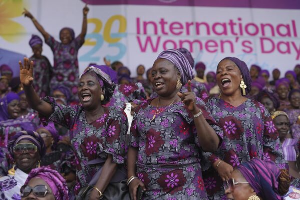 Mujeres cantan y bailan durante la celebración del Día Internacional de la Mujer en el estadio Mobolaji Johnson de Lagos, Nigeria. - Sputnik Mundo