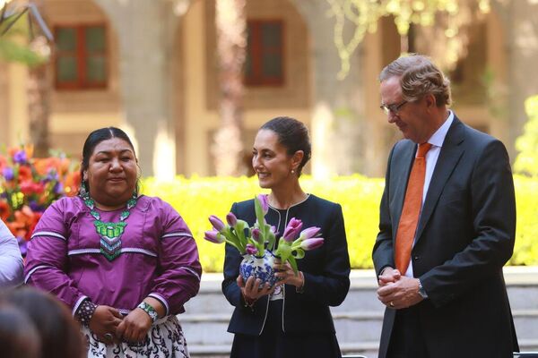 Claudia Sheinbaum, la mandataria de México, Claudia Morales Reza, la presidenta del Consejo Nacional para Prevenir la Discriminación y Wilfred Mohr, embajador de los Países Bajos en México, durante la ceremonia del tulipán con el nombre de &quot;la mujer indígena&quot; en el marco del Día Internacional de la Mujer en la Ciudad de México, México. - Sputnik Mundo