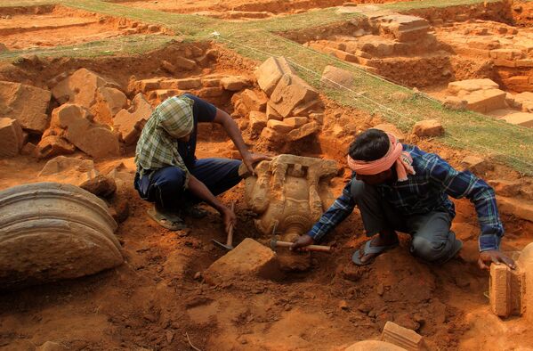 En la zona se hallaron numerosos fragmentos de cerámica roja y gris.Cabe destacar que la cerámica revela los hábitos alimentarios, la religión y el sistema social de los habitantes en épocas anteriores. - Sputnik Mundo