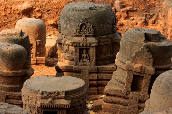 Además, los arqueólogos dataron las inscripciones entre mediados del siglo VII y el VIII d.C.Las letras están escritas en sánscrito y muchas de ellas contienen dharani (himnos budistas). Esto ayudó a los arqueólogos a concluir que las cabezas de Buda son del siglo VIII d.C. - Sputnik Mundo