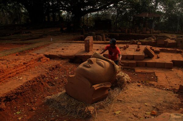 Varios obreros trabajan en la excavación de un yacimiento cultural budista bajo la dirección de funcionarios del Servicio Arqueológico de la India en las colinas Ratnagiri, en el este de la India. - Sputnik Mundo