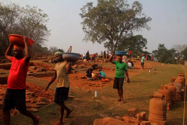 Los científicos afirmaron que continuarán las excavaciones para descubrir otras pruebas del desarrollo del budismo en la región. Los científicos afirmaron que continuarán las excavaciones para descubrir otras pruebas del desarrollo del budismo en la región. - Sputnik Mundo