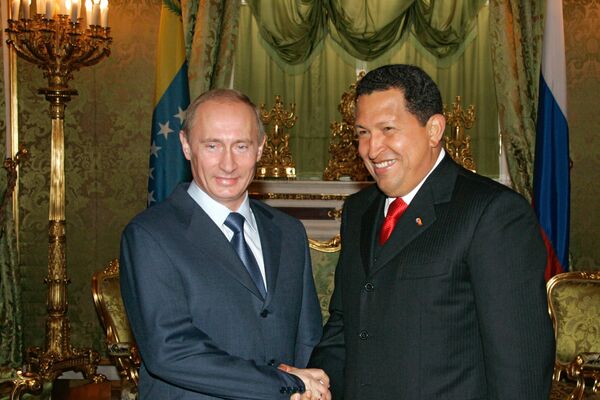 El presidente ruso, Vladímir Putin, y el expresidente venezolano, Hugo Chávez, durante unas conversaciones en el Kremlin en 2004 - Sputnik Mundo
