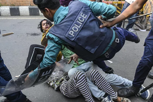 Se produce un enfrentamiento entre manifestantes y policías cuando intentan romper una barricada en Daca, Bangladés. Se produce un enfrentamiento entre manifestantes y policías cuando intentan romper una barricada en Daca, Bangladés. - Sputnik Mundo