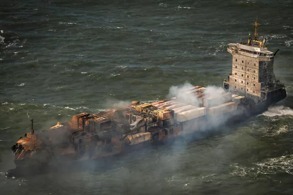 El humo sale del carguero MV Solong en el mar del Norte, frente a la costa de Yorkshire, en el Reino Unido. El humo sale del carguero MV Solong en el mar del Norte, frente a la costa de Yorkshire, en el Reino Unido. - Sputnik Mundo