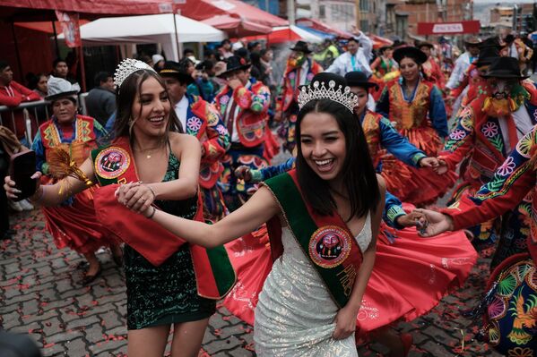 Personas con coloridos disfraces participan en la ceremonia de clausura del Carnaval en La Paz, Bolivia. - Sputnik Mundo