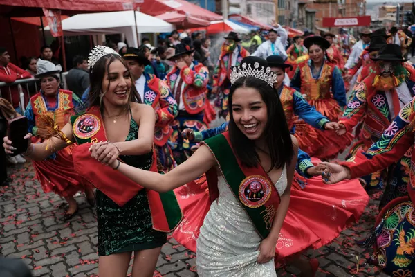 Personas con coloridos disfraces participan en la ceremonia de clausura del Carnaval en La Paz, Bolivia. Personas con coloridos disfraces participan en la ceremonia de clausura del Carnaval en La Paz, Bolivia. - Sputnik Mundo