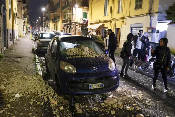 Los escombros se desprendieron de las cornisas de algunos edificios, causando daños a automóviles, tras registrarse un temblor de magnitud 4,4 en la ciudad italiana de Nápoles. Los escombros se desprendieron de las cornisas de algunos edificios, causando daños a automóviles, tras registrarse un temblor de magnitud 4,4 en la ciudad italiana de Nápoles. - Sputnik Mundo