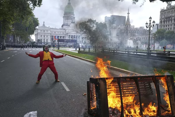 Un manifestante disfrazado de Joker participa en una manifestación de hinchas de fútbol y jubilados que exigen la subida de las pensiones y se oponen a las medidas aplicadas por el Gobierno de Javier Milei en Buenos Aires, Argentina. Un manifestante disfrazado de Joker participa en una manifestación de hinchas de fútbol y jubilados que exigen la subida de las pensiones y se oponen a las medidas aplicadas por el Gobierno de Javier Milei en Buenos Aires, Argentina. - Sputnik Mundo
