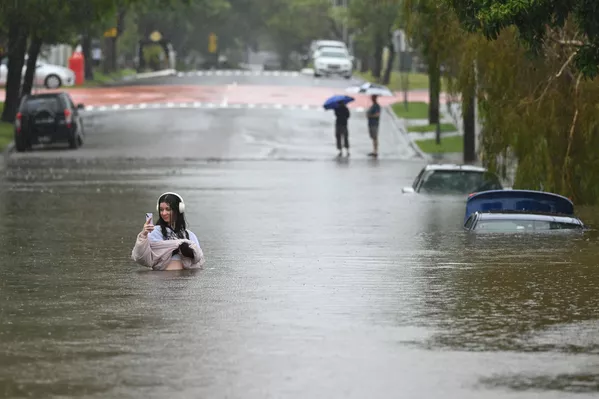 Una residente camina a lo largo de una calle inundada en Edmonstone, en el suburbio de Newmarket el 9 de marzo 2025 en Brisbane, Australia. Una residente camina a lo largo de una calle inundada en Edmonstone, en el suburbio de Newmarket el 9 de marzo 2025 en Brisbane, Australia. - Sputnik Mundo