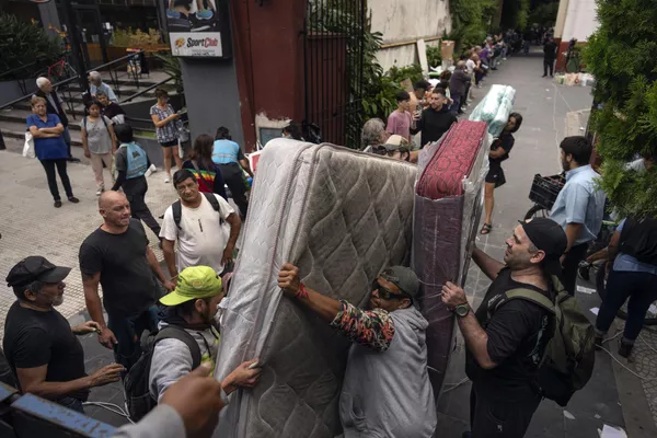 Voluntarios cargan un camión con artículos donados para los habitantes de Bahía Blanca afectados por las inundaciones en Buenos Aires, Argentina. Voluntarios cargan un camión con artículos donados para los habitantes de Bahía Blanca afectados por las inundaciones en Buenos Aires, Argentina. - Sputnik Mundo