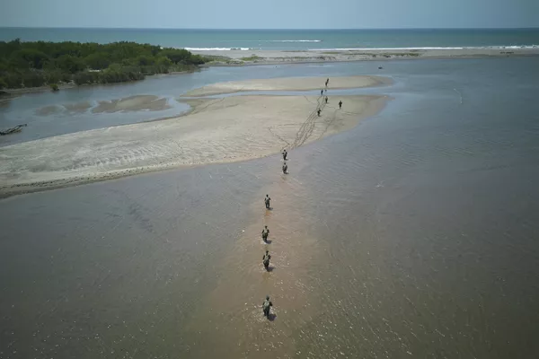 Soldados guatemaltecos patrullan la frontera compartida con México como parte de la Oeración Anillo de Fuego, destinada a reforzar el control fronterizo, en la desembocadura del río Suchiate en Ocós, Guatemala. Soldados guatemaltecos patrullan la frontera compartida con México como parte de la Oeración Anillo de Fuego, destinada a reforzar el control fronterizo, en la desembocadura del río Suchiate en Ocós, Guatemala. - Sputnik Mundo