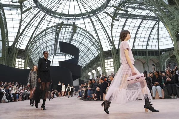 Modelos lucen creaciones de la colección Chanel otoño-invierno 2025-2026 presentada en París, Francia. Modelos lucen creaciones de la colección Chanel otoño-invierno 2025-2026 presentada en París, Francia. - Sputnik Mundo