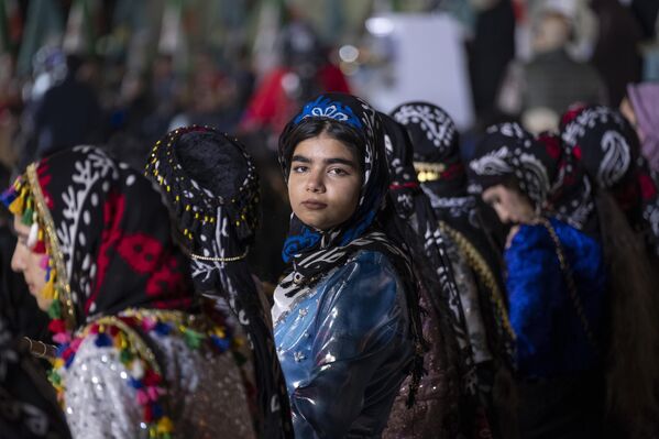 No hay datos exactos sobre el origen del Nouruz. Según la leyenda, el mítico sha persa Jamshid fue el fundador de la festividad. Según una versión, declaró festivo el día de su coronación. Otra versión sostiene que Jamshid llamó Nouruz al día en que la Tierra completa su vuelta alrededor del Sol. - Sputnik Mundo