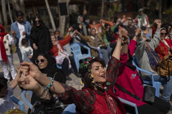 El Nouruz se celebra anualmente el día del equinoccio de primavera. Suele ser el 20 o el 21 de marzo. En 2025, la fecha cae el 20 de marzo.En la foto: mujeres iraníes unen sus manos en señal de unidad en una ceremonia para dar la bienvenida al Año Nuevo iraní, el Nouruz. - Sputnik Mundo