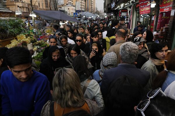 Unos días antes del Año Nuevo, las calles de las ciudades se convierten en una auténtica fiesta. Los bazares se llenan de gente que elige la mejor comida para la mesa festiva, regalos para los familiares y bonitos trajes para dar la bienvenida al Nouruz. - Sputnik Mundo