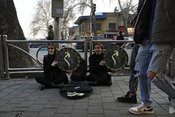 Músicos callejeros tocan el Daf, un tambor persa manual, en la plaza Tajrish, en el norte de Teherán, Irán. - Sputnik Mundo