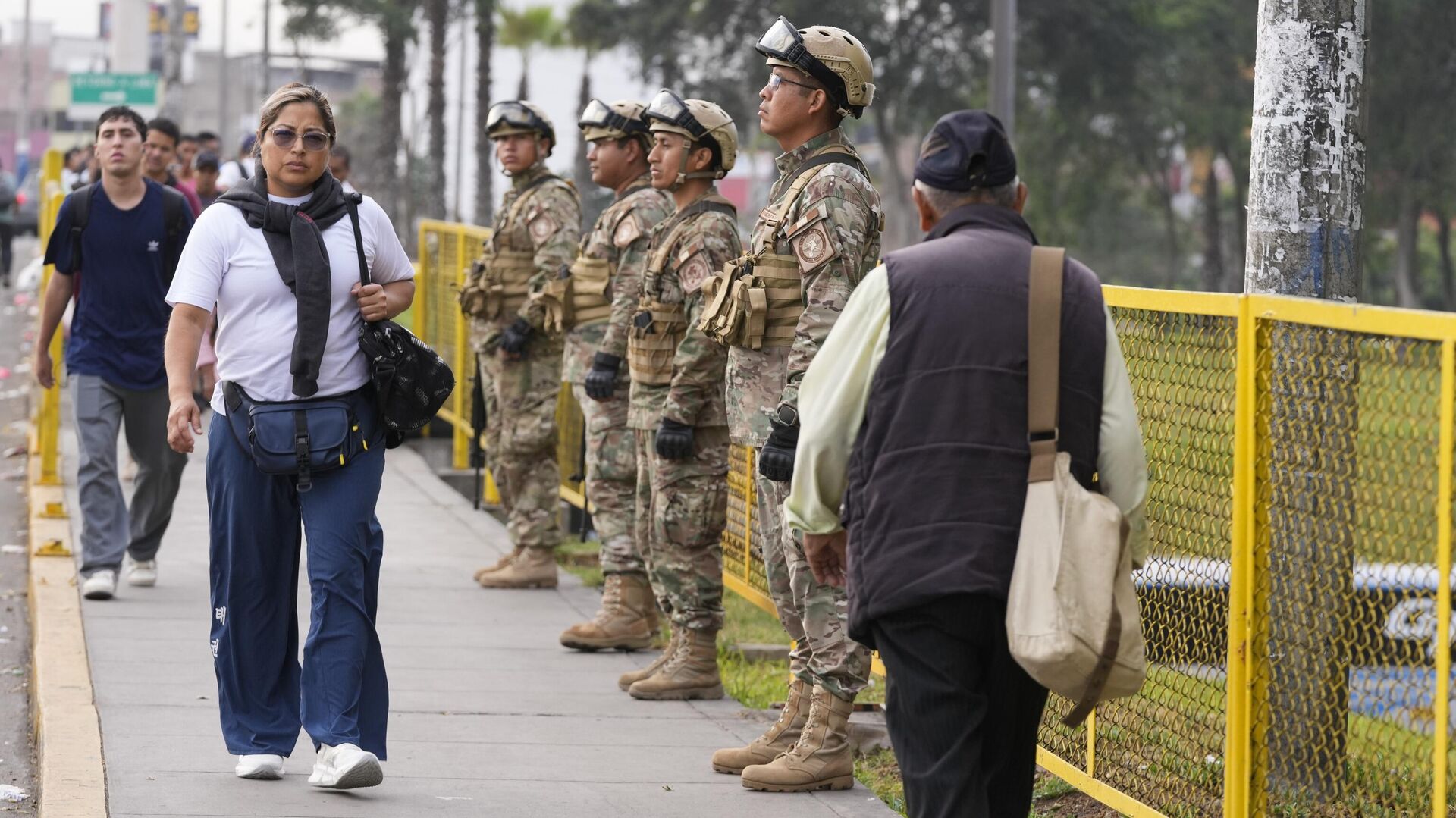 Soldados peruanos custodian un puente en Lima, Perú, el martes 18 de marzo de 2025, después de que la presidenta Dina Boluarte declarara el estado de emergencia tras el asesinato de un popular cantante en medio de un repunte de la violencia en la capital. Soldados peruanos custodian un puente en Lima, Perú, el martes 18 de marzo de 2025, después de que la presidenta Dina Boluarte declarara el estado de emergencia tras el asesinato de un popular cantante en medio de un repunte de la violencia en la capital. - Sputnik Mundo, 1920, 19.03.2025