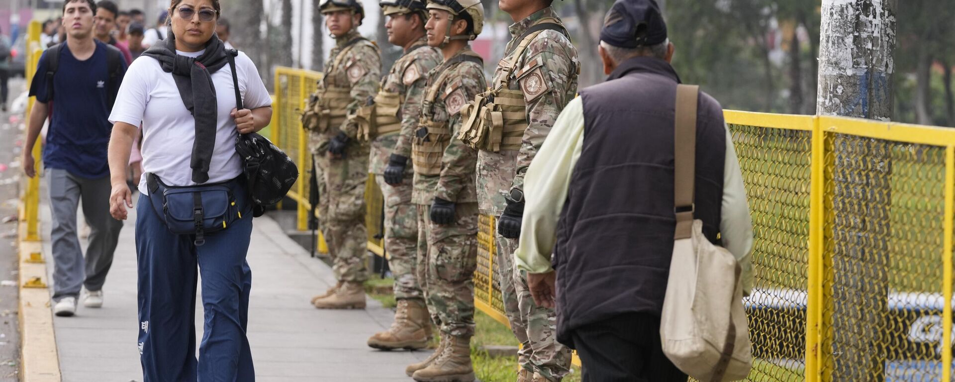 Soldados peruanos custodian un puente en Lima, Perú, el martes 18 de marzo de 2025, después de que la presidenta Dina Boluarte declarara el estado de emergencia tras el asesinato de un popular cantante en medio de un repunte de la violencia en la capital. - Sputnik Mundo, 1920, 19.03.2025